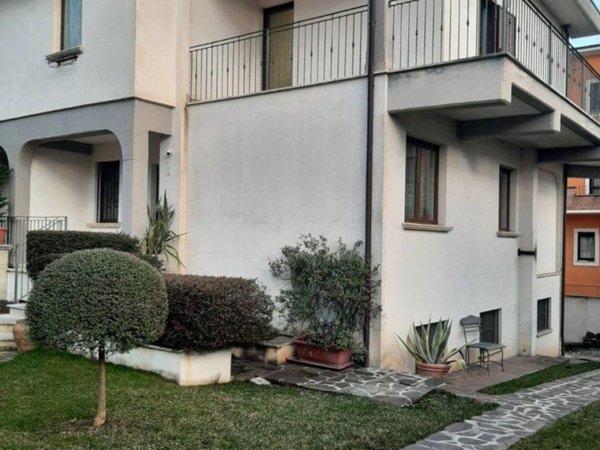 casa indipendente in vendita ad Avezzano in zona San Pelino