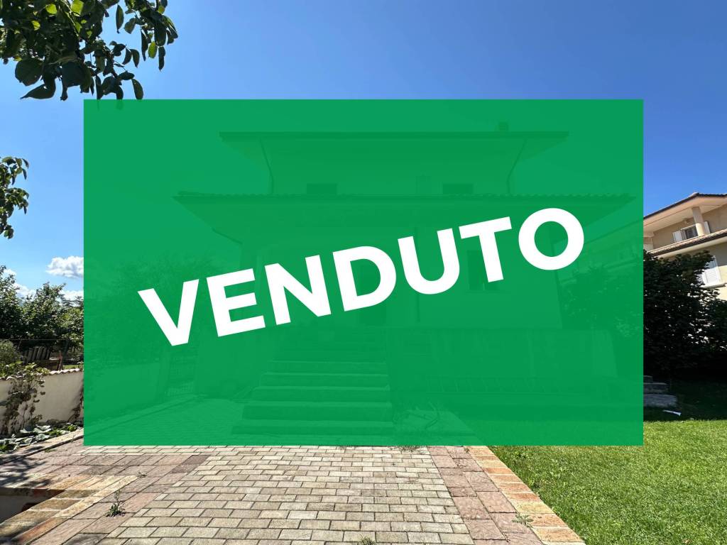 casa indipendente in vendita ad Avezzano in zona San Pelino