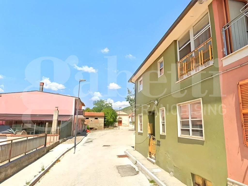 casa indipendente in vendita ad Avezzano in zona Cese