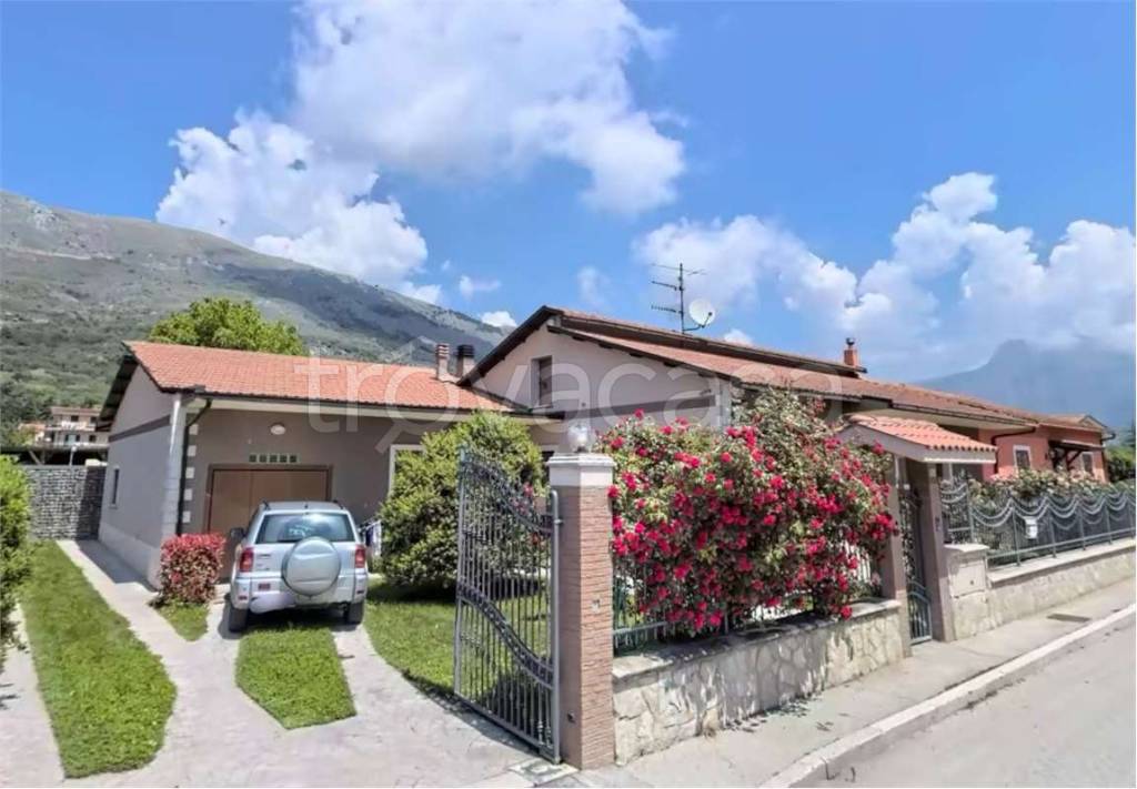 casa indipendente in vendita ad Avezzano in zona Paterno