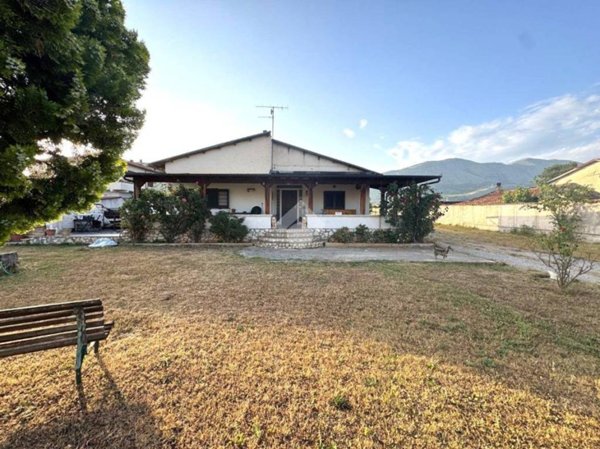 casa indipendente in vendita ad Avezzano in zona Caruscino