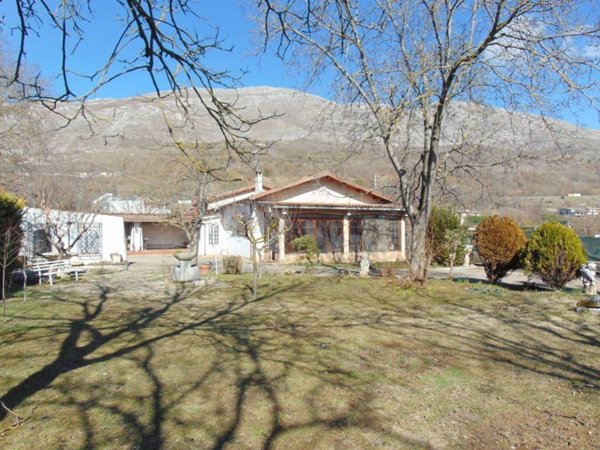 casa indipendente in vendita ad Avezzano in zona San Pelino