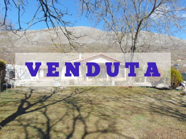 casa indipendente in vendita ad Avezzano in zona San Pelino