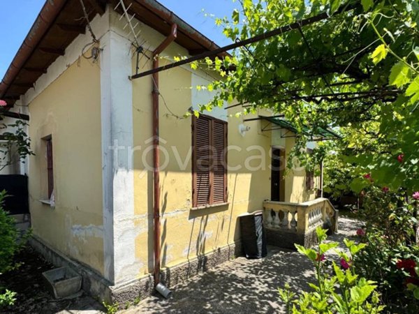 casa indipendente in vendita ad Avezzano in zona Caruscino