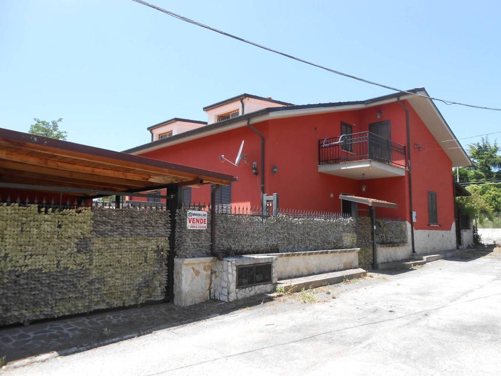 casa indipendente in vendita ad Avezzano in zona San Pelino