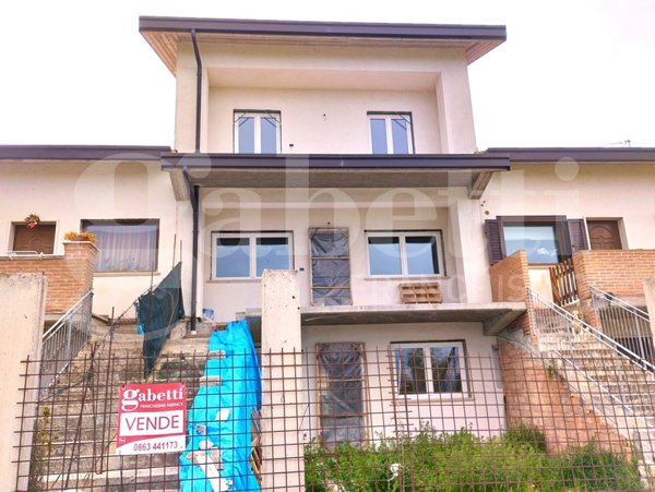 casa indipendente in vendita ad Avezzano in zona San Pelino