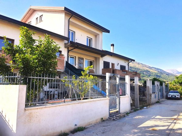casa indipendente in vendita ad Avezzano in zona San Pelino