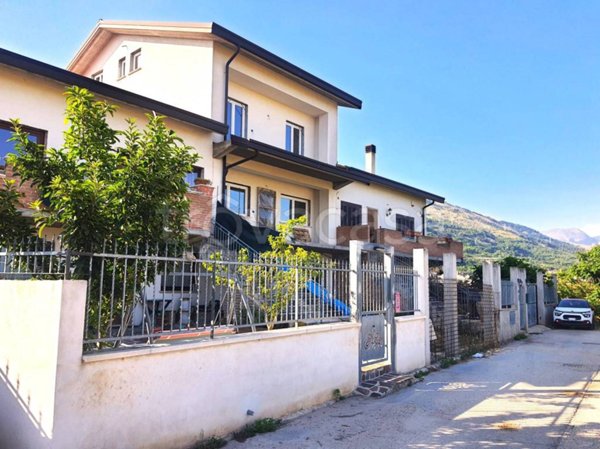 casa indipendente in vendita ad Avezzano in zona San Pelino