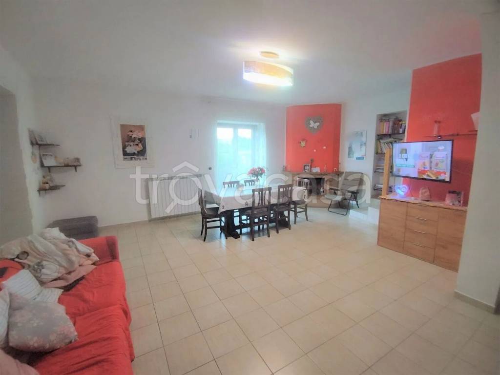 casa indipendente in vendita ad Avezzano in zona San Pelino