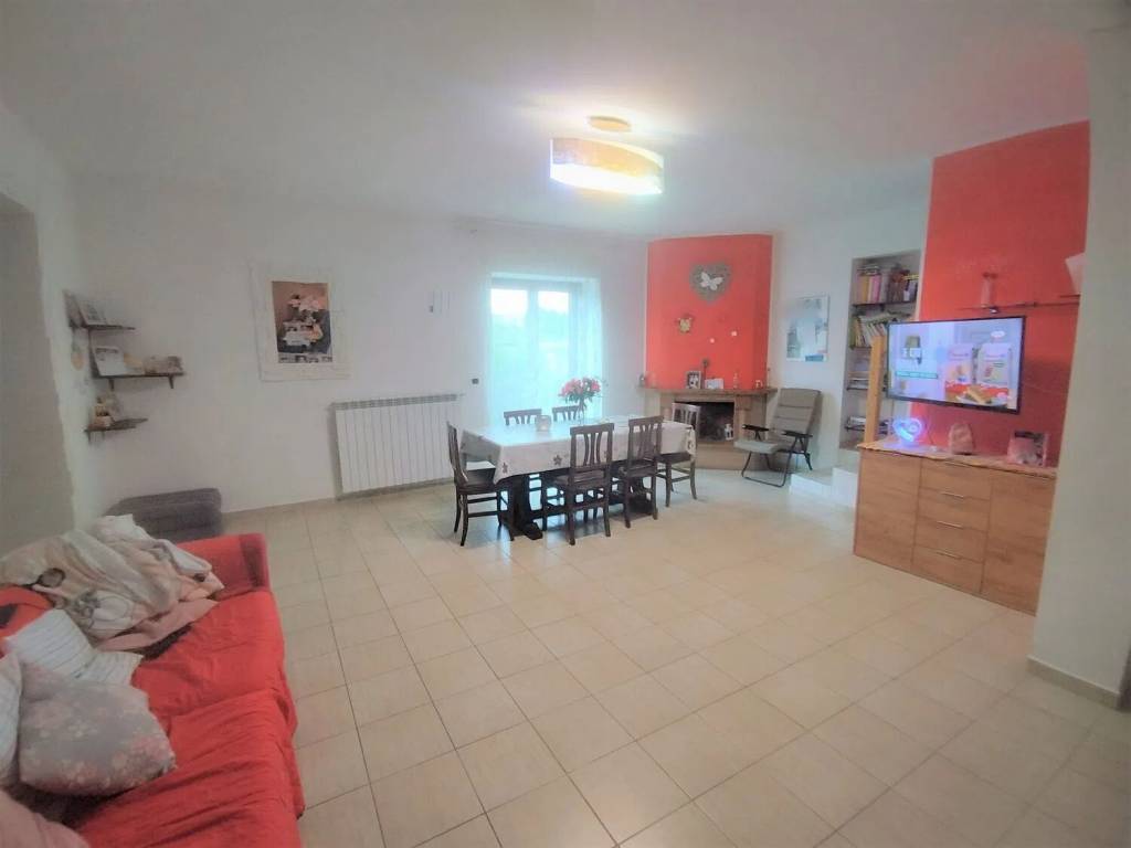 casa indipendente in vendita ad Avezzano in zona San Pelino