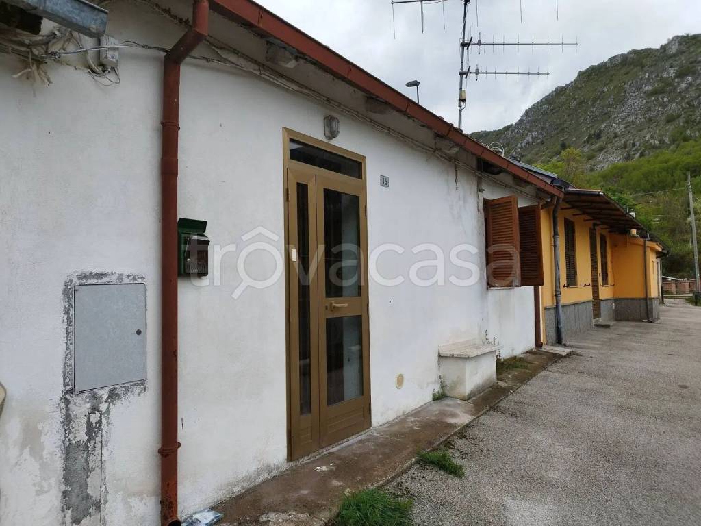 casa indipendente in vendita ad Avezzano in zona San Pelino