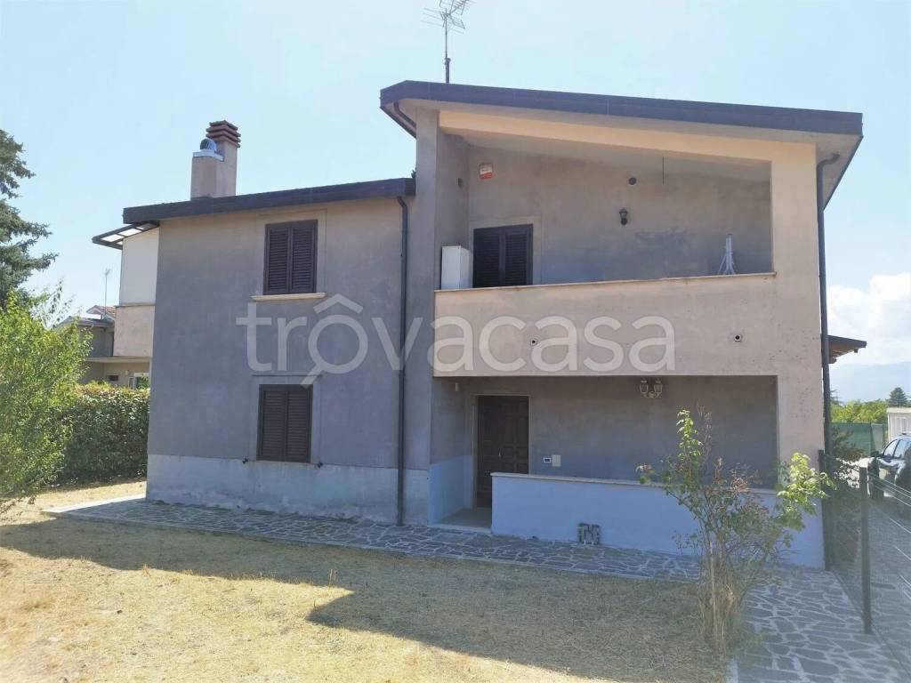 casa indipendente in vendita ad Avezzano in zona Caruscino