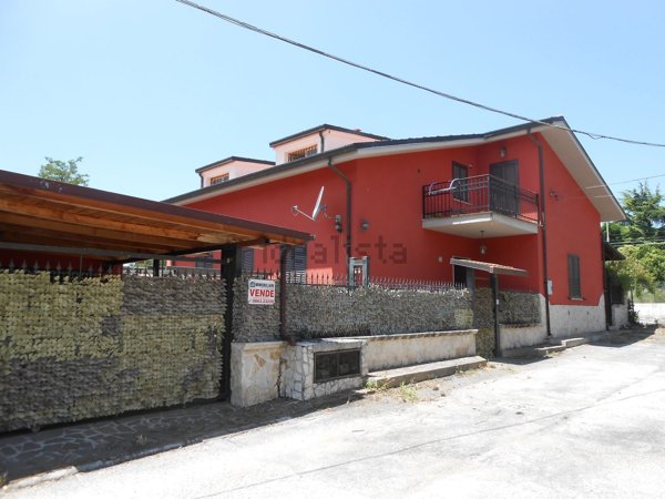 casa indipendente in vendita ad Avezzano in zona San Pelino