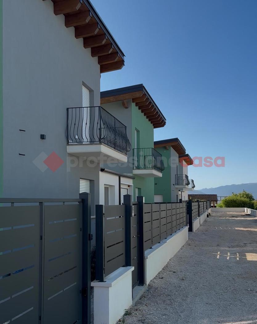 casa indipendente in vendita ad Avezzano in zona Caruscino