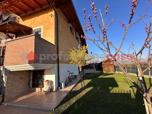 casa indipendente in vendita ad Avezzano in zona San Pelino