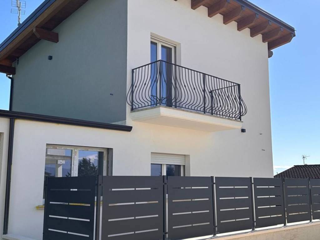 casa indipendente in vendita ad Avezzano in zona Caruscino