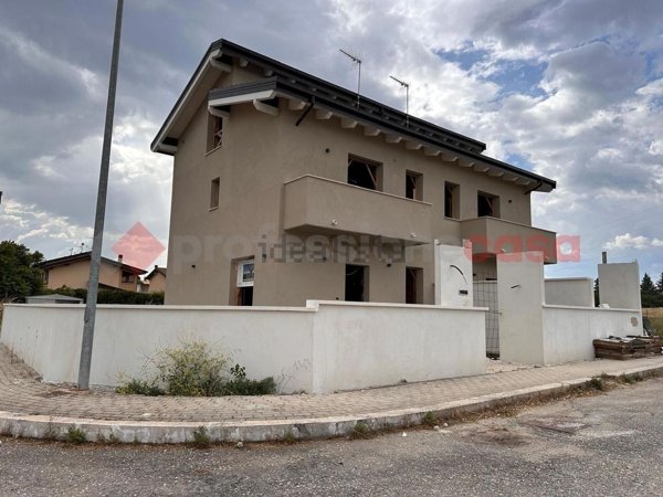 casa indipendente in vendita ad Avezzano