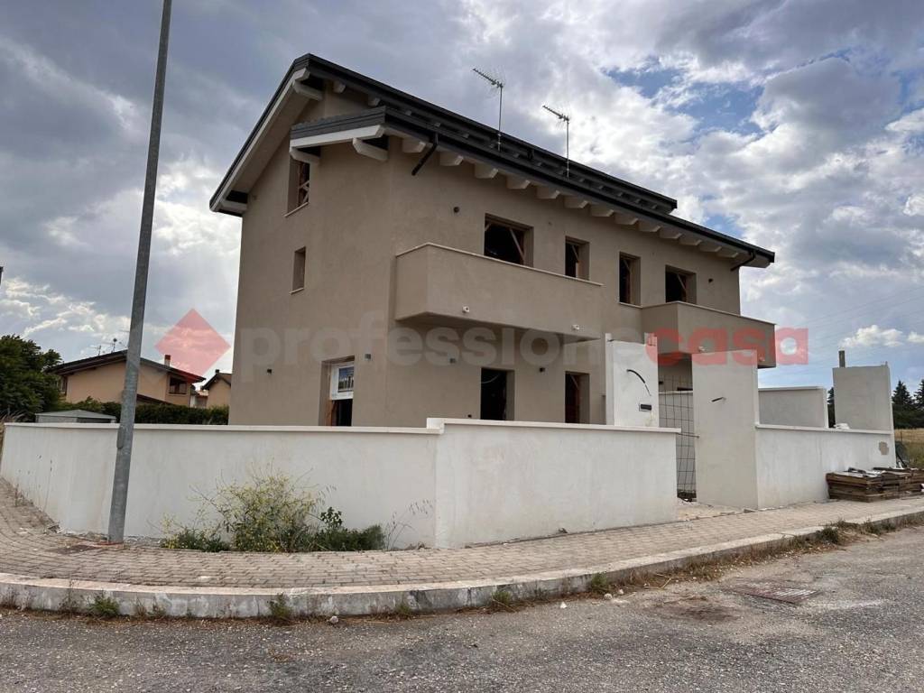 casa indipendente in vendita ad Avezzano