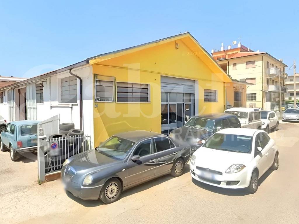 locale commerciale in vendita ad Avezzano