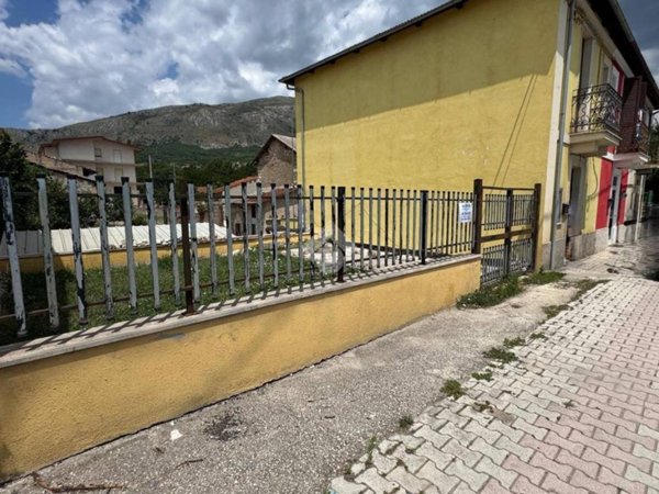 casa indipendente in vendita ad Avezzano in zona San Pelino