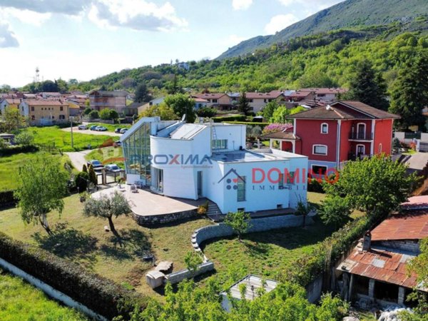 casa indipendente in vendita ad Avezzano in zona San Pelino