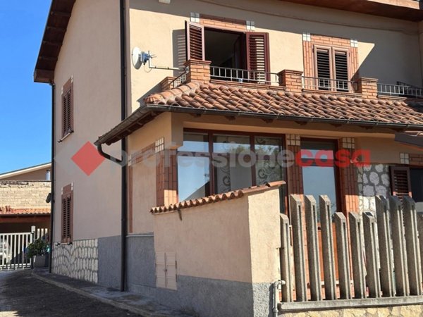 casa indipendente in vendita ad Avezzano in zona Caruscino