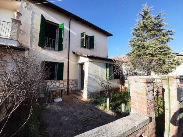 casa indipendente in vendita ad Avezzano in zona Caruscino