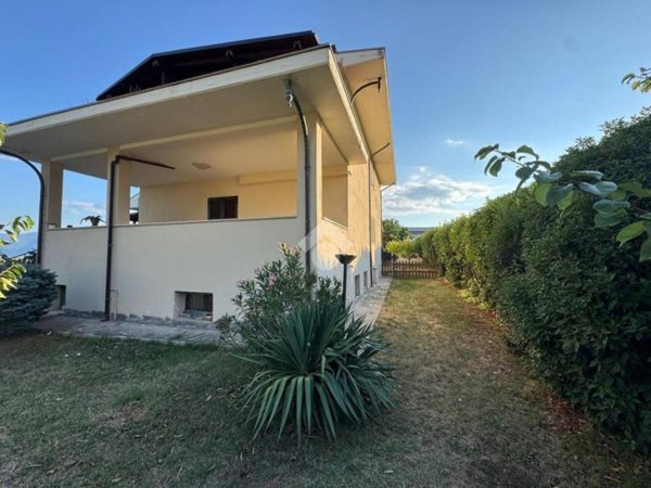 casa indipendente in vendita ad Avezzano in zona San Pelino