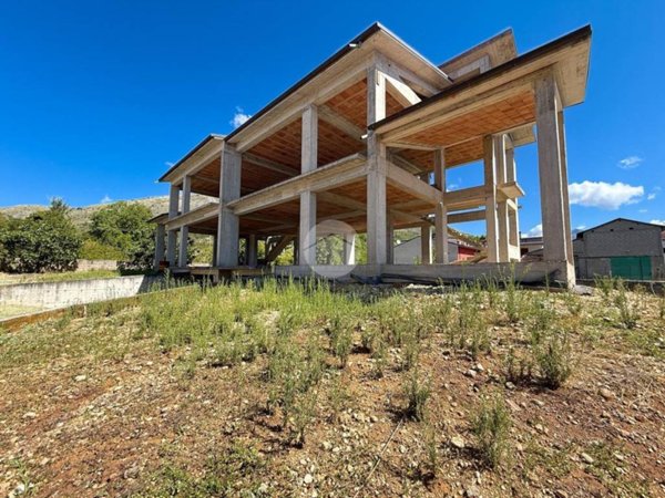 casa indipendente in vendita ad Avezzano in zona San Pelino