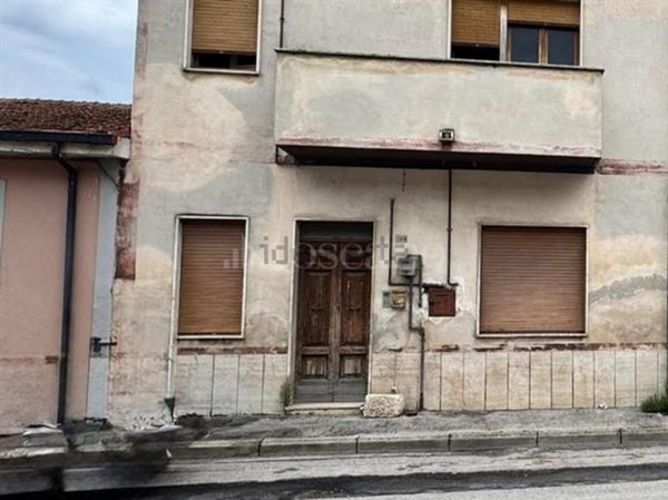 casa indipendente in vendita ad Avezzano in zona Caruscino