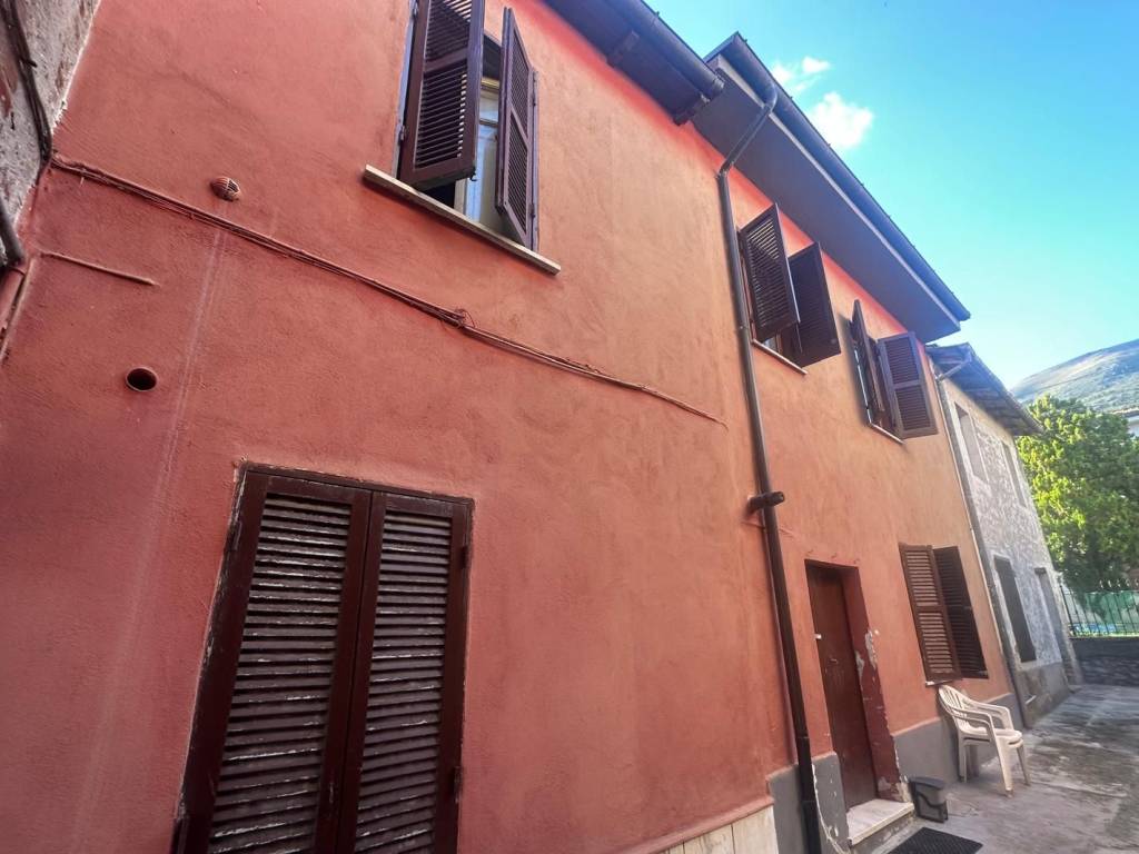 casa indipendente in vendita ad Avezzano in zona Paterno