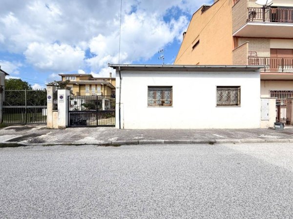 casa indipendente in vendita ad Avezzano in zona Caruscino