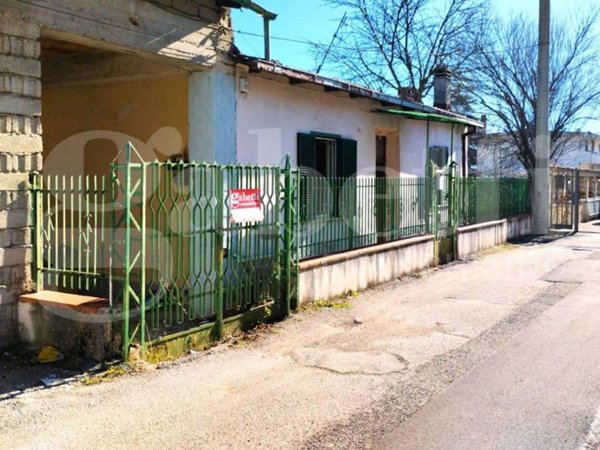 casa indipendente in vendita ad Avezzano in zona Caruscino