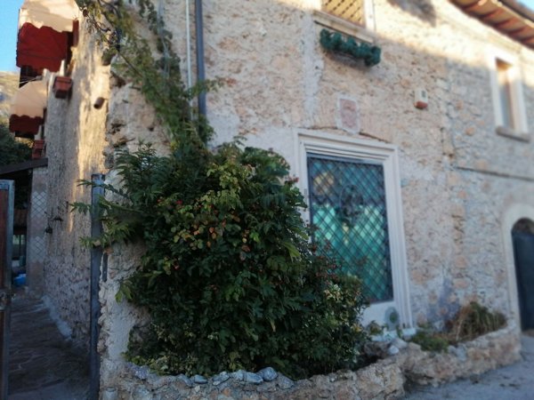 casa indipendente in vendita ad Avezzano in zona San Pelino