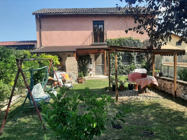 casa indipendente in vendita ad Avezzano in zona San Pelino