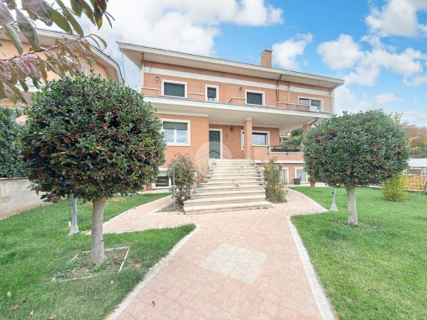 casa indipendente in vendita ad Avezzano