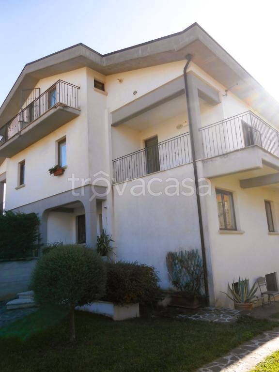 casa indipendente in vendita ad Avezzano in zona San Pelino