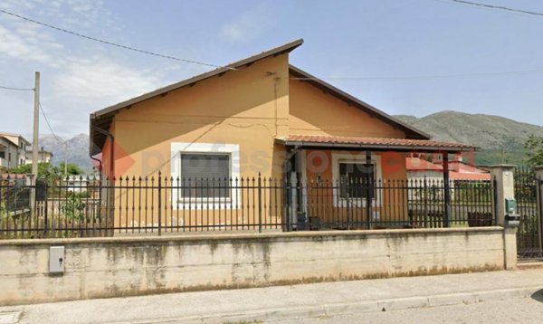 casa indipendente in vendita ad Avezzano in zona Caruscino