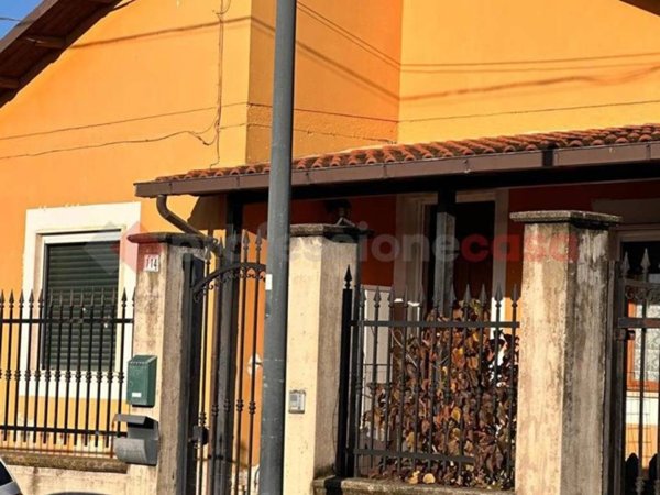 casa indipendente in vendita ad Avezzano in zona Caruscino