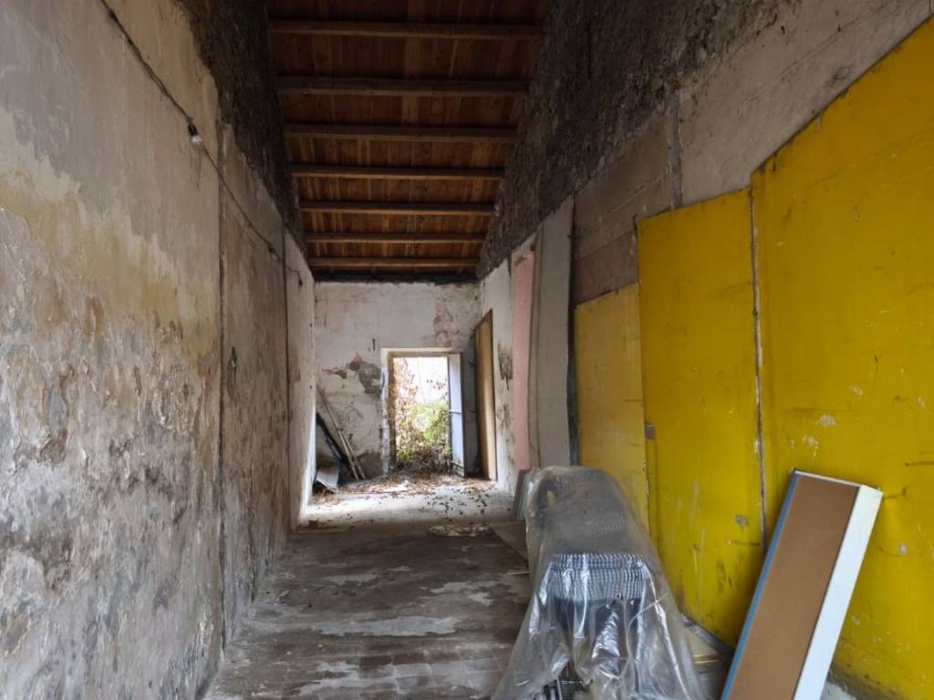 locale di sgombero in vendita ad Avezzano in zona Caruscino