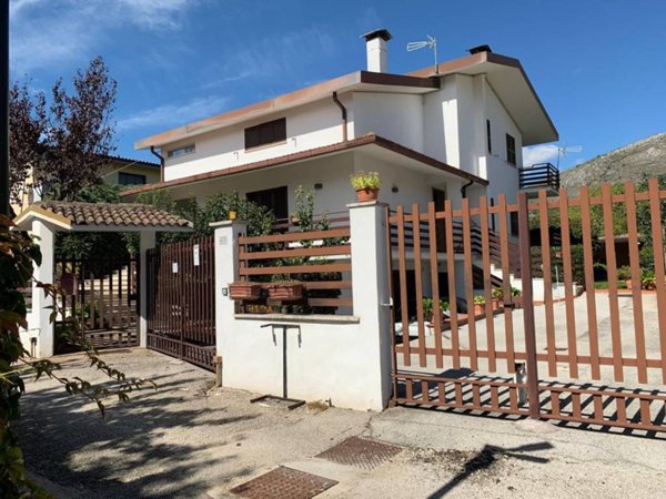 casa indipendente in vendita ad Avezzano in zona San Pelino