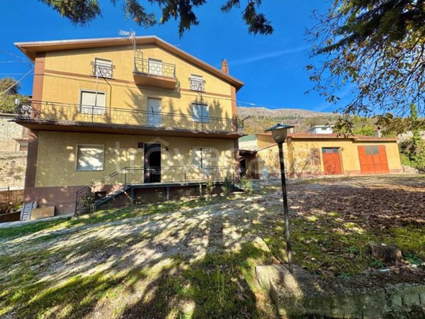 casa indipendente in vendita ad Avezzano in zona Paterno