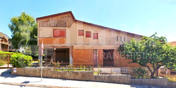 casa indipendente in vendita ad Avezzano in zona Caruscino