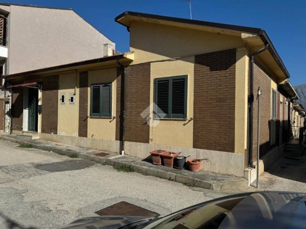casa indipendente in vendita ad Avezzano in zona San Pelino