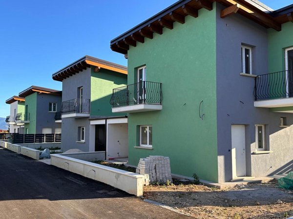 casa indipendente in vendita ad Avezzano in zona Caruscino