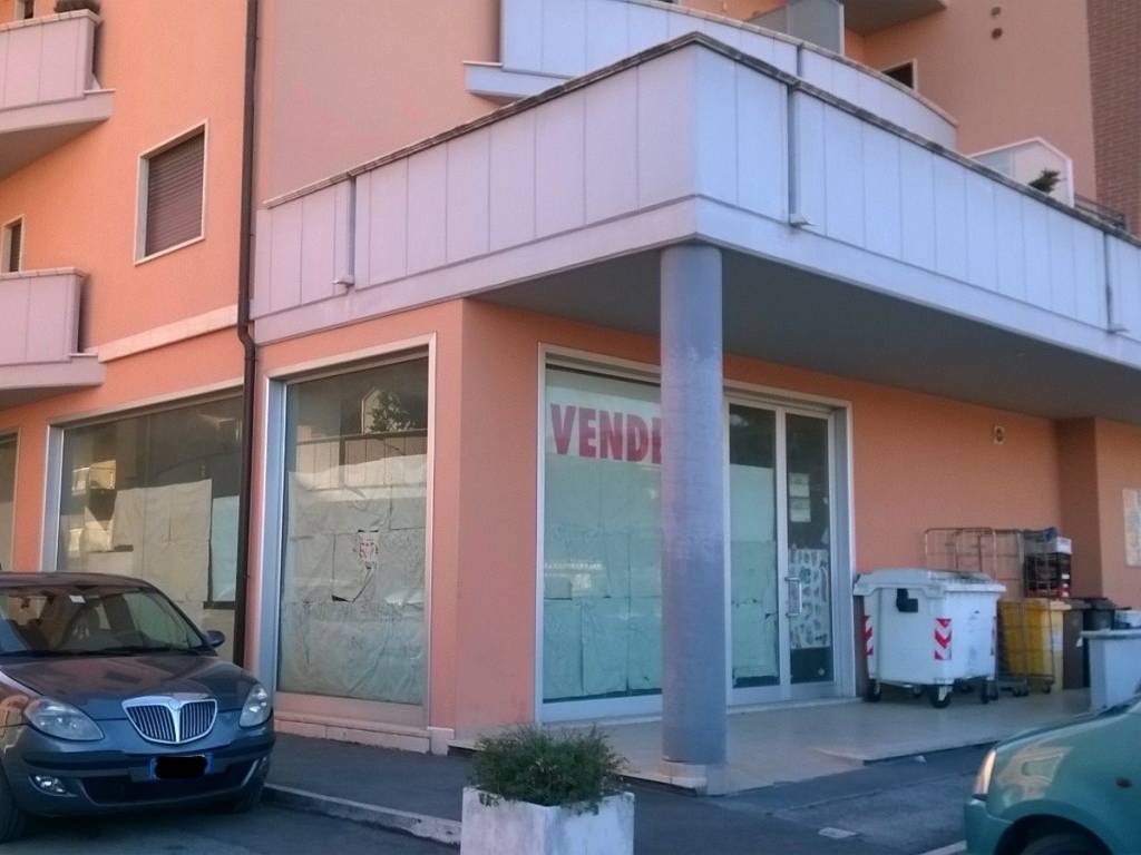 negozio in vendita ad Avezzano