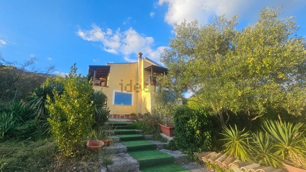 casa indipendente in vendita ad Avezzano in zona Paterno