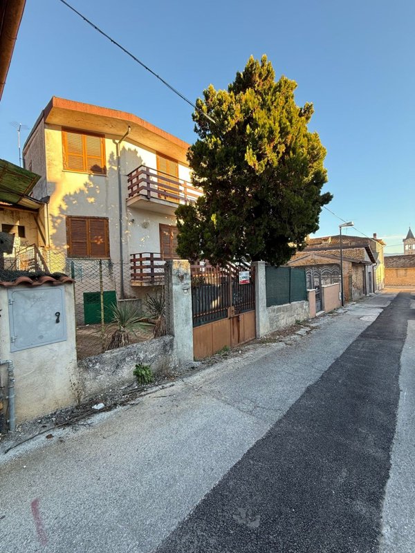 casa indipendente in vendita ad Avezzano in zona San Pelino