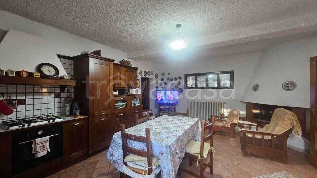 casa indipendente in vendita ad Avezzano in zona Paterno