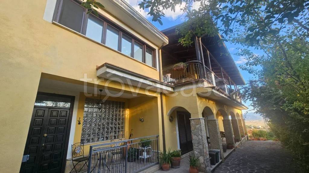 casa indipendente in vendita ad Avezzano in zona Paterno